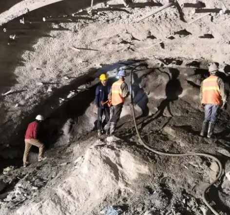三道镇拱顶带模注浆料的施工流程及注意事项
